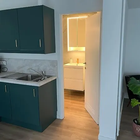 Bright With Private Parking Near Centre