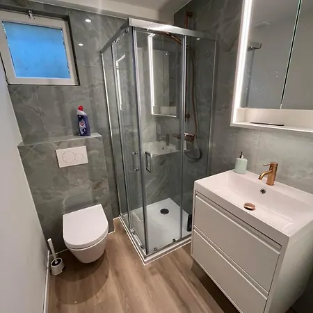 Bright With Private Parking Near Centre