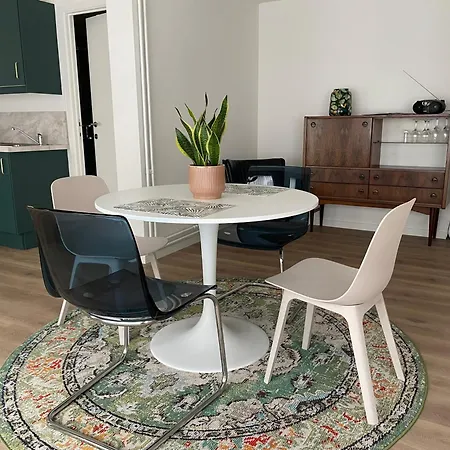 Bright With Private Parking Near Centre Apartment *