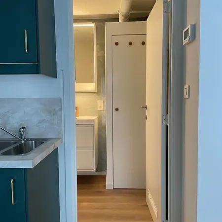 Bright With Private Parking Near Centre Apartment *