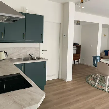 Bright With Private Parking Near Centre Appartement *