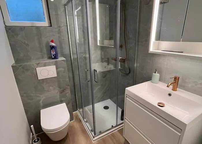 Bright With Private Parking Near Centre