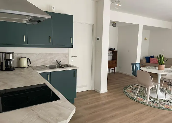 Bright With Private Parking Near Centre Апартаменты *