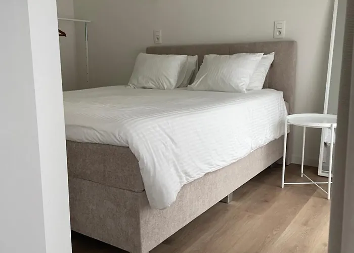 Апартаменты Bright With Private Parking Near Centre *